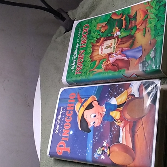 Pair Vhs Disney movies pinocchio and robin hood - Picture 1 of 2